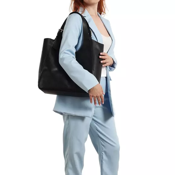 Czarna torebka Furla Dora w stylizacji z jasnoniebieskim garniturem